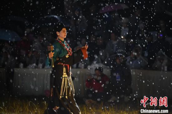 圖為2024年8月6日晚大賽現(xiàn)場模特進行比賽。李亞龍 攝