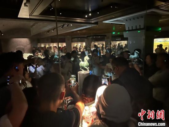 8月17日至23日，“濃濃民族情 兩岸一家親”臺灣同胞參訪團(tuán)甘肅行交流活動在甘肅展開。圖為臺胞參觀甘肅省博物館。中新社記者 閆姣 攝