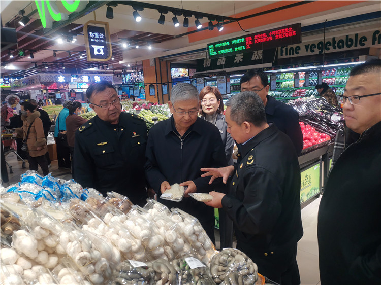 圖為市委常委、市紀(jì)委書(shū)記、市監(jiān)委主任張學(xué)勇調(diào)研食品安全責(zé)任包保企業(yè)西部天地商貿(mào)有限責(zé)任公司.jpg