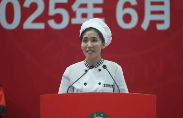 食堂阿姨演講爆火，最是真情動(dòng)人心