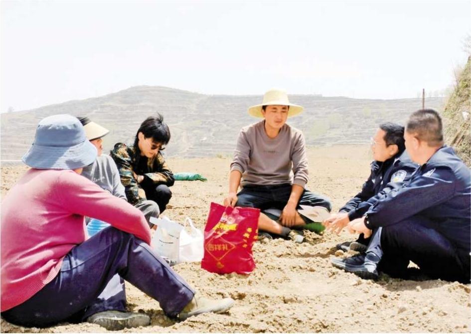 隴西縣德興派出所走進(jìn)田間地頭 為春耕生產(chǎn)保駕護(hù)航