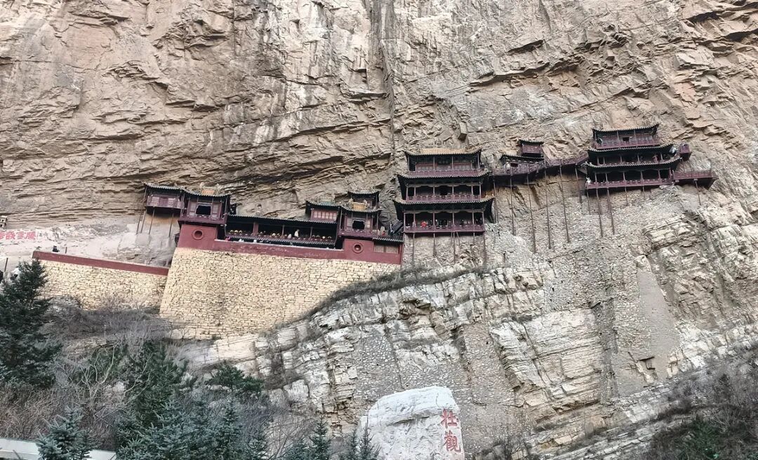 央視曝光懸空寺景區(qū)亂象：門(mén)票售罄后還能加價(jià)代買(mǎi)、黑車(chē)攬客到落石區(qū)拍照…當(dāng)?shù)鼗貞?yīng)